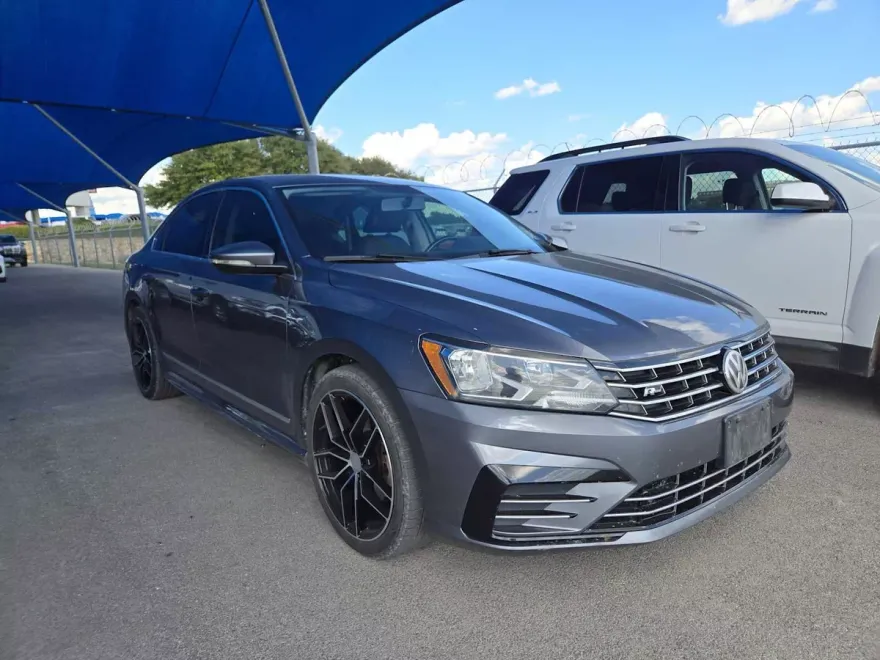 2017 Volkswagen Passat R-Line photo 1