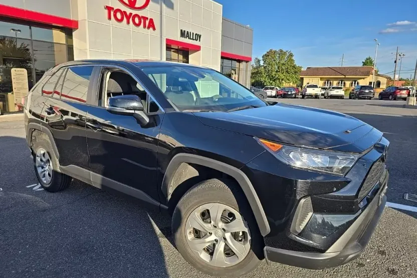 2022 Toyota RAV4 LE photo 1