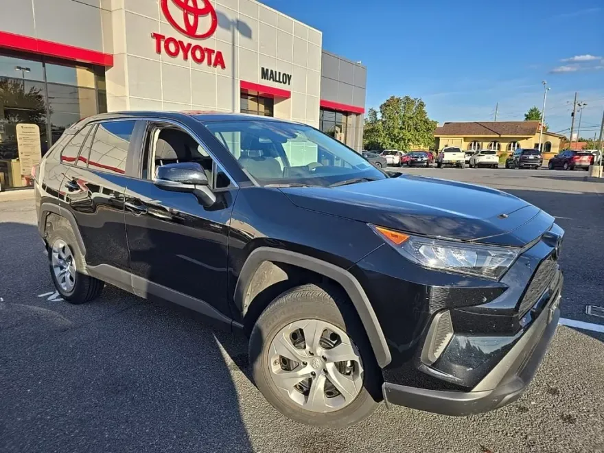 2022 Toyota RAV4 LE photo 1