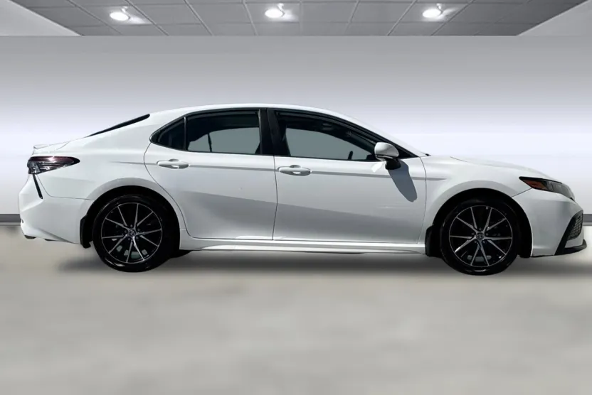 2023 Toyota Camry SE photo 1