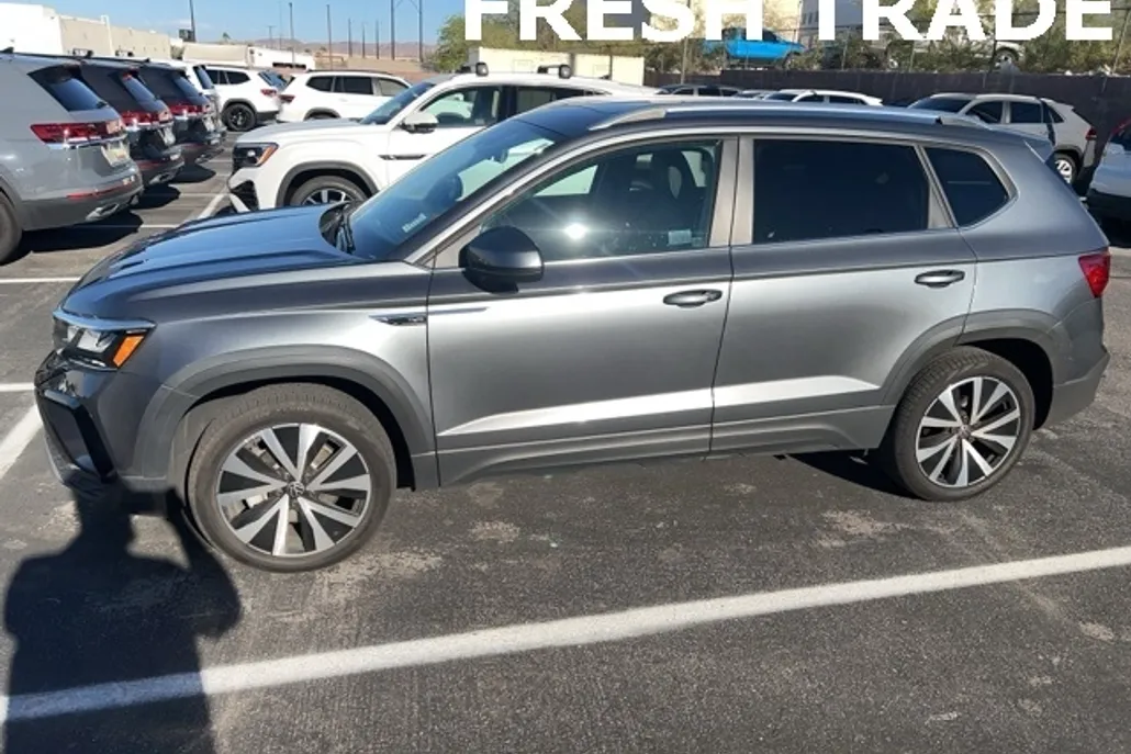 2023 Volkswagen Taos SE photo 1