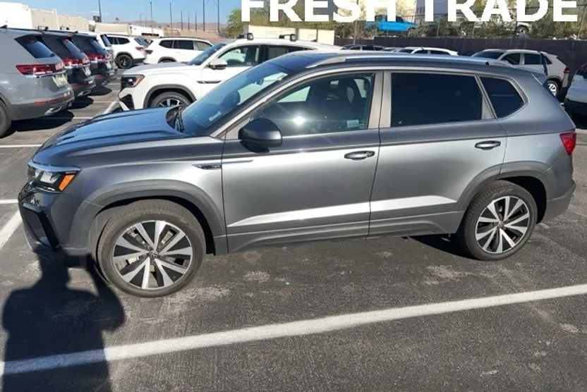 2023 Volkswagen Taos SE photo 1