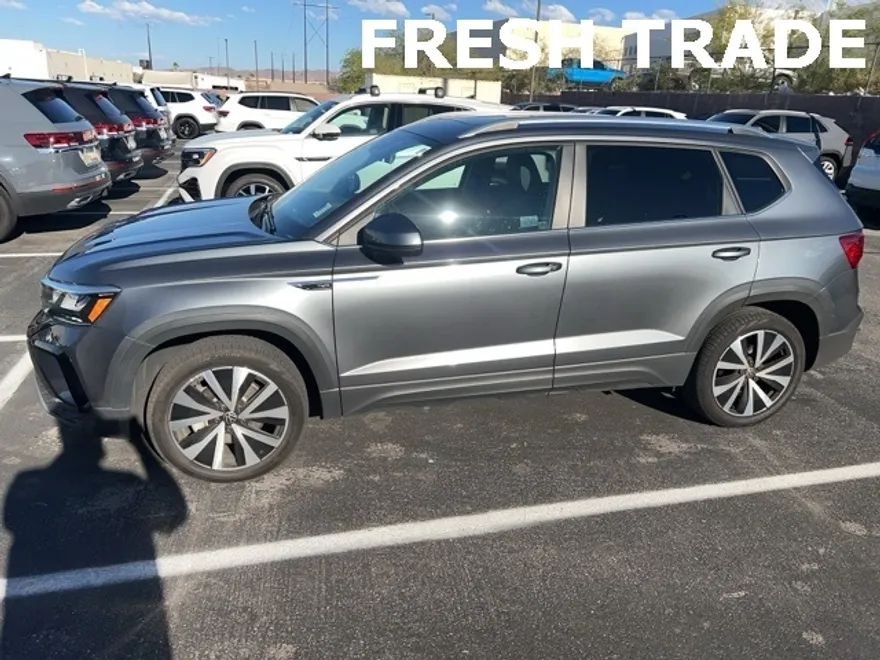 2023 Volkswagen Taos SE photo 1