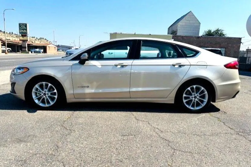 2019 Ford Fusion Hybrid SE photo 1