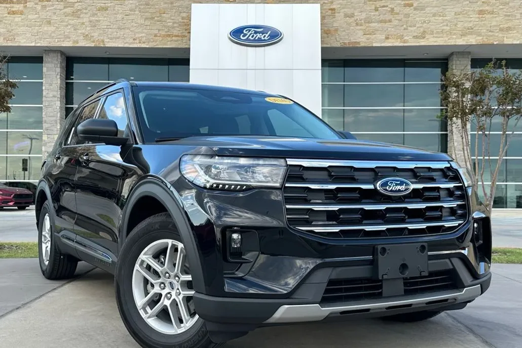 2025 Ford Explorer photo 1