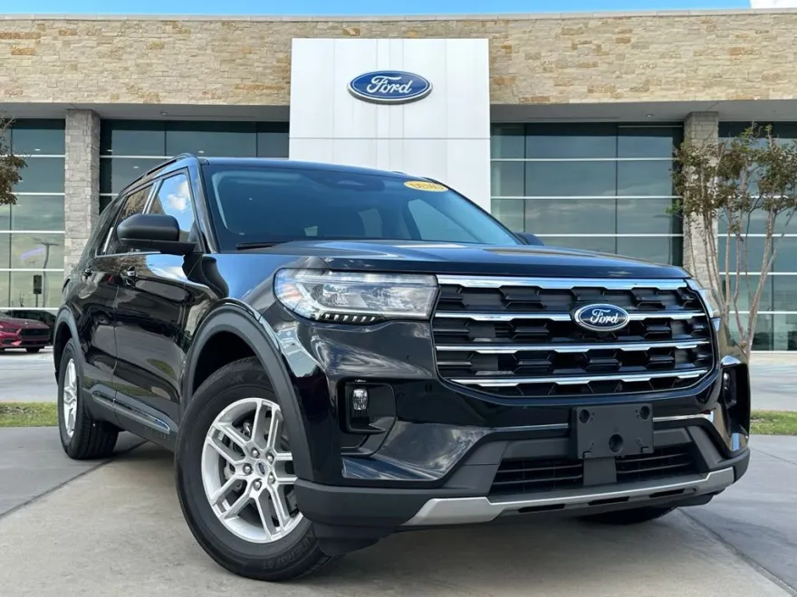 2025 Ford Explorer photo 1