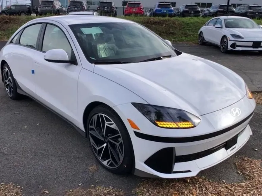 2025 Hyundai Ioniq 6 SEL photo 2