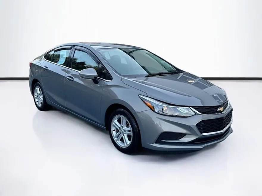 2018 Chevrolet Cruze LT photo 1
