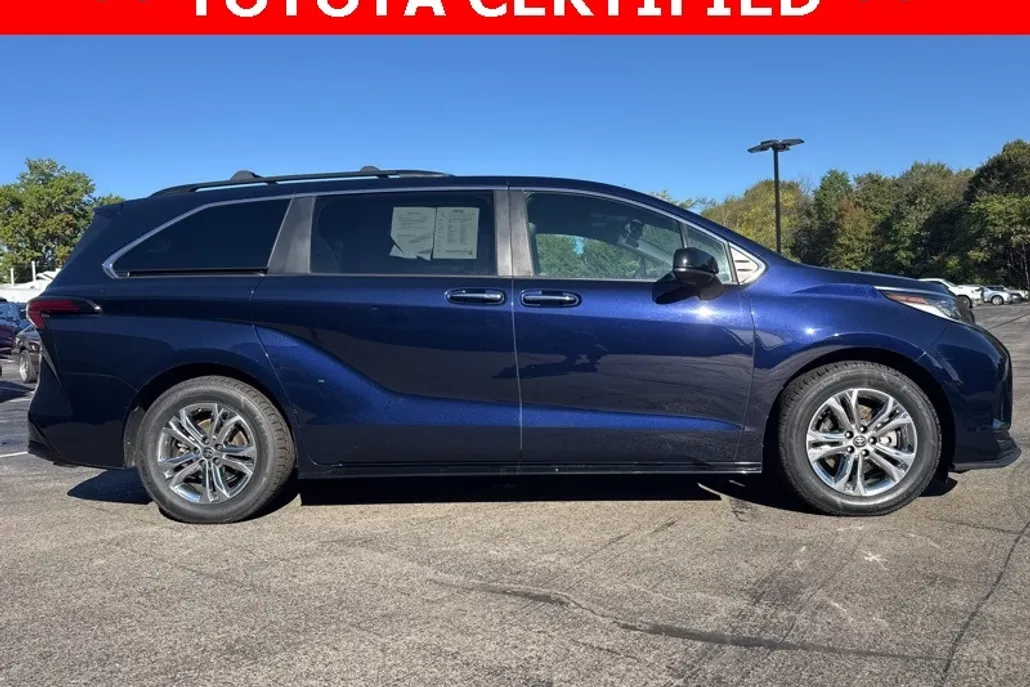 2022 Toyota Sienna XSE photo 1