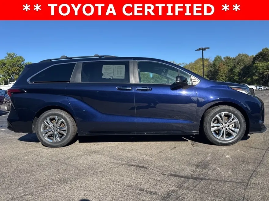 2022 Toyota Sienna XSE photo 1