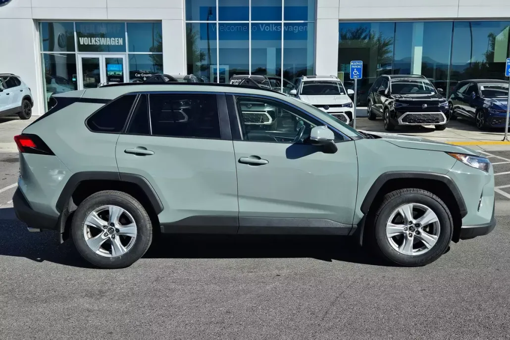 2019 Toyota RAV4 XLE photo 1