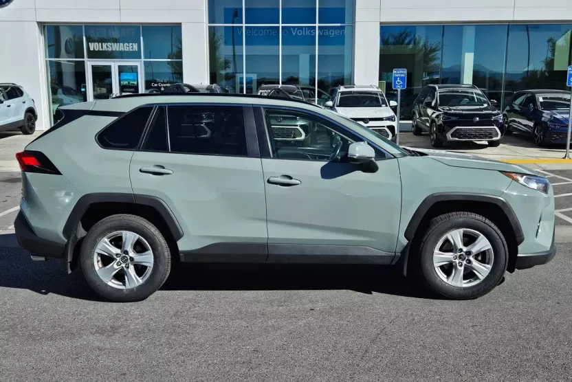 2019 Toyota RAV4 XLE photo 1