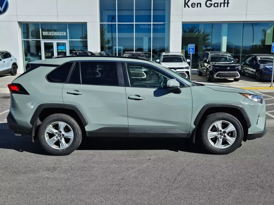 2019 Toyota RAV4 XLE photo 1