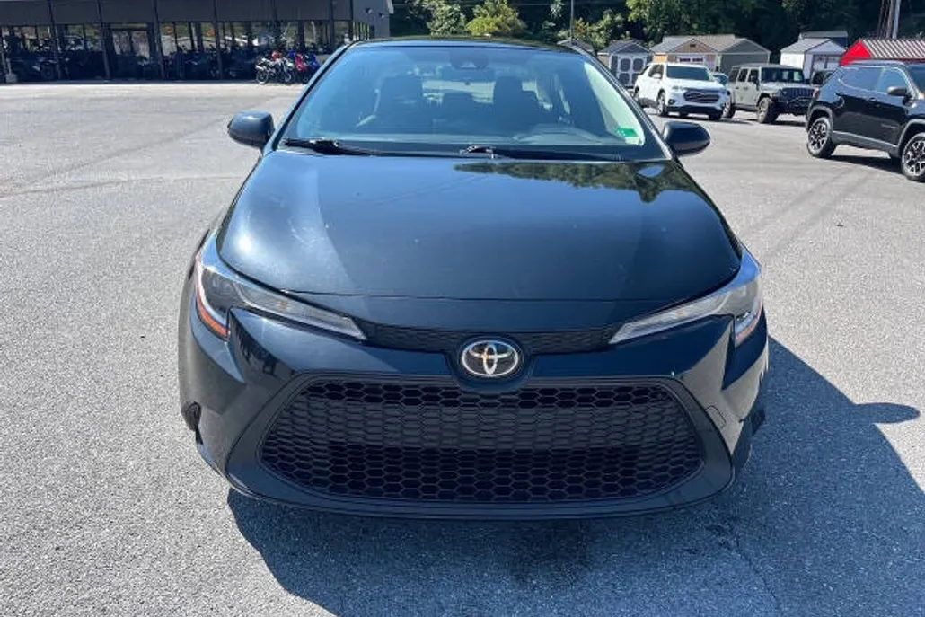 2022 Toyota Corolla LE photo 1