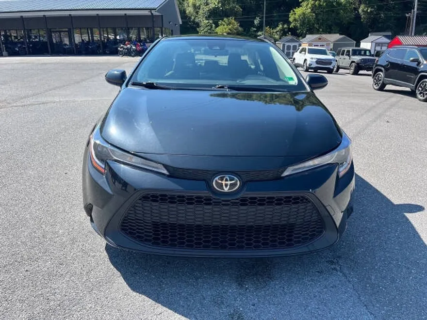 2022 Toyota Corolla LE photo 1