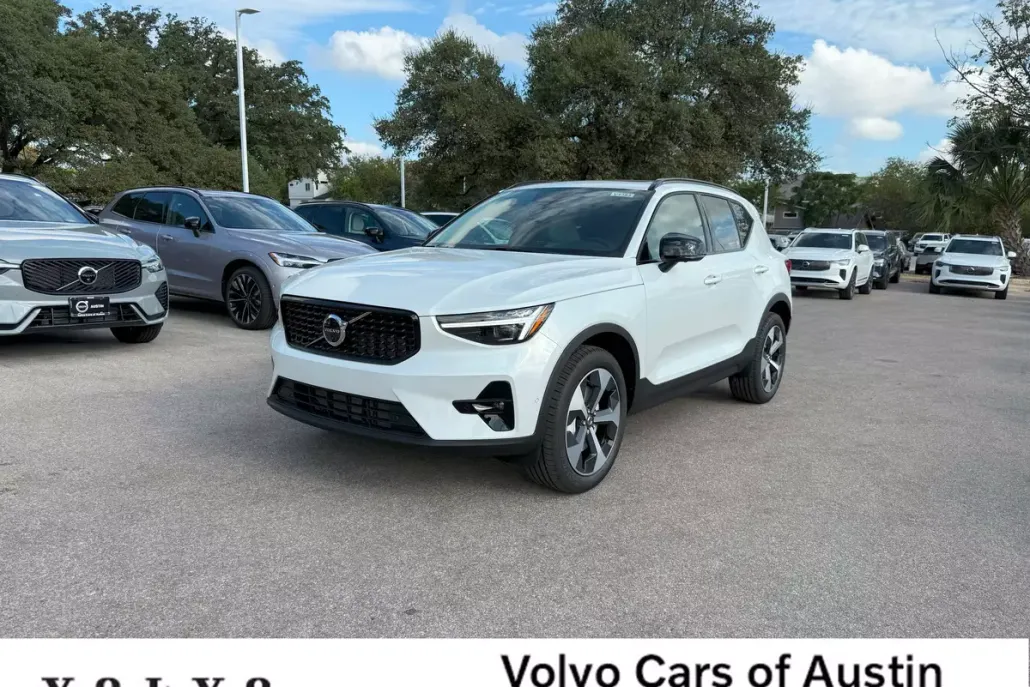 2026 Volvo XC40 Plus photo 1