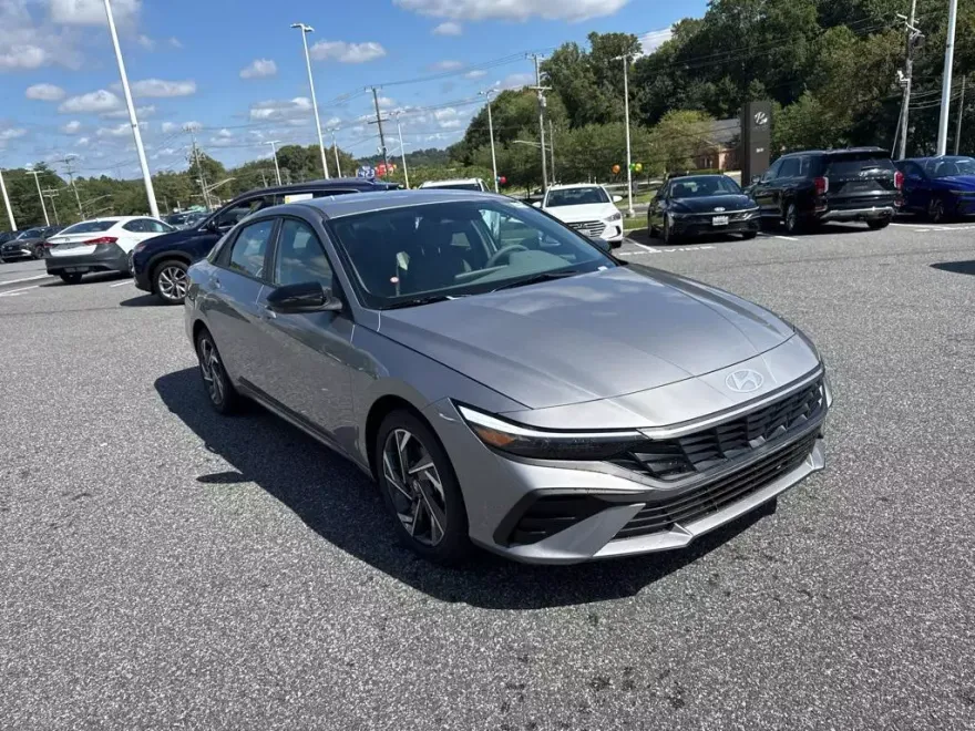 2025 Hyundai Elantra SEL Sport photo 1