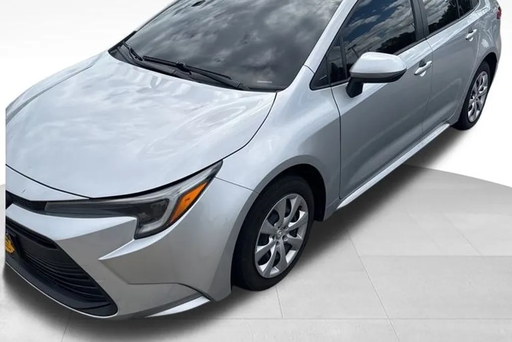 2024 Toyota Corolla Hybrid LE photo 1