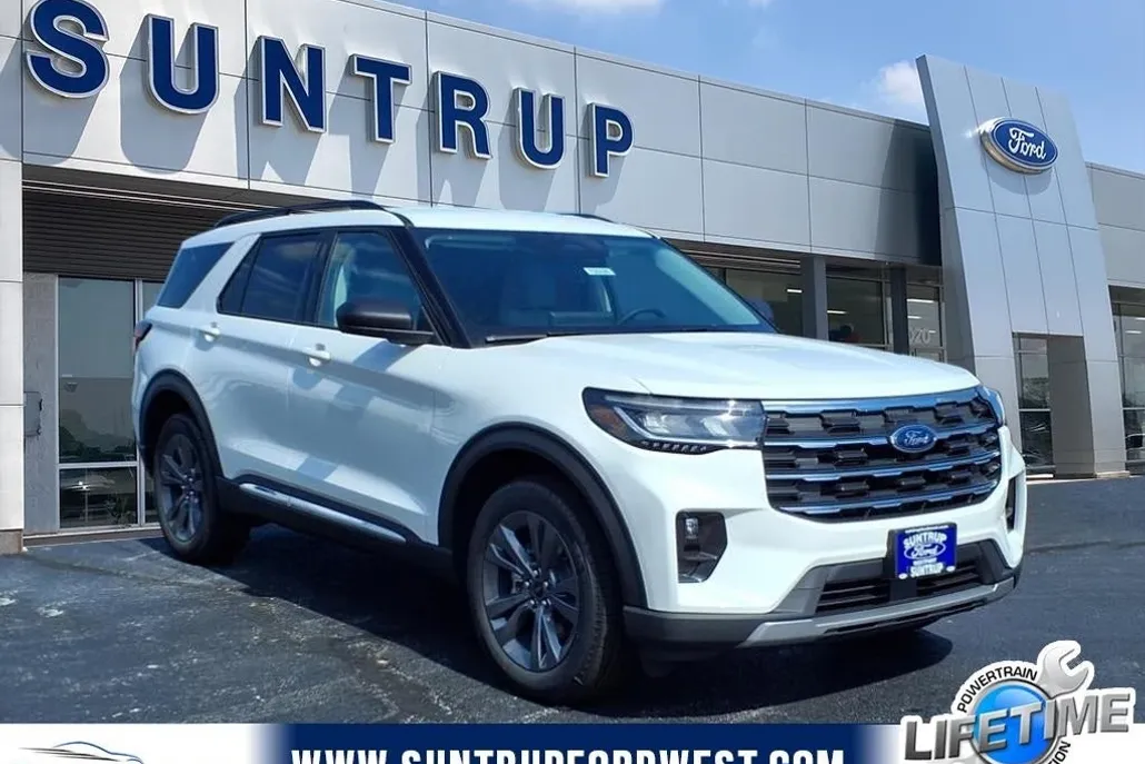 2025 Ford Explorer photo 1