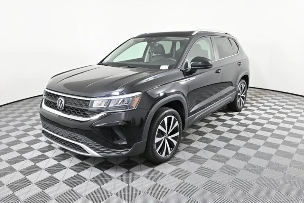 2023 Volkswagen Taos SE photo 1
