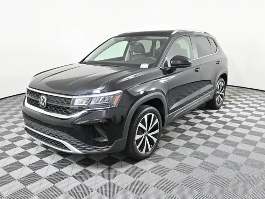 2023 Volkswagen Taos SE photo 1