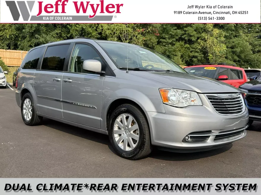 2015 Chrysler Town & Country Touring photo 1