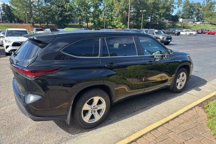 2024 Toyota Highlander LE photo 1