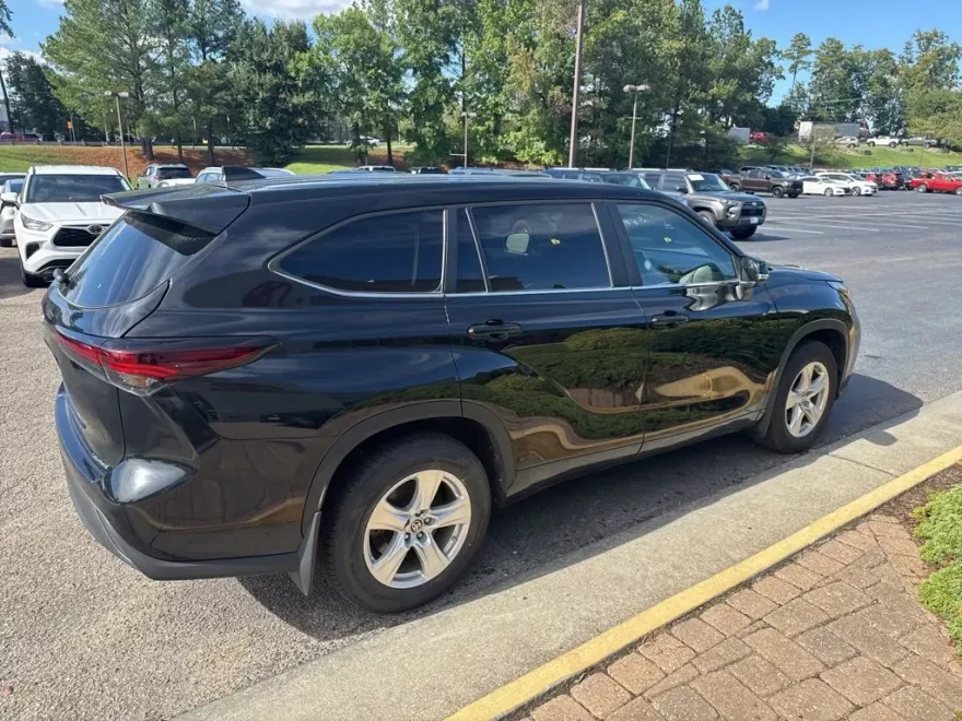 2024 Toyota Highlander LE photo 1
