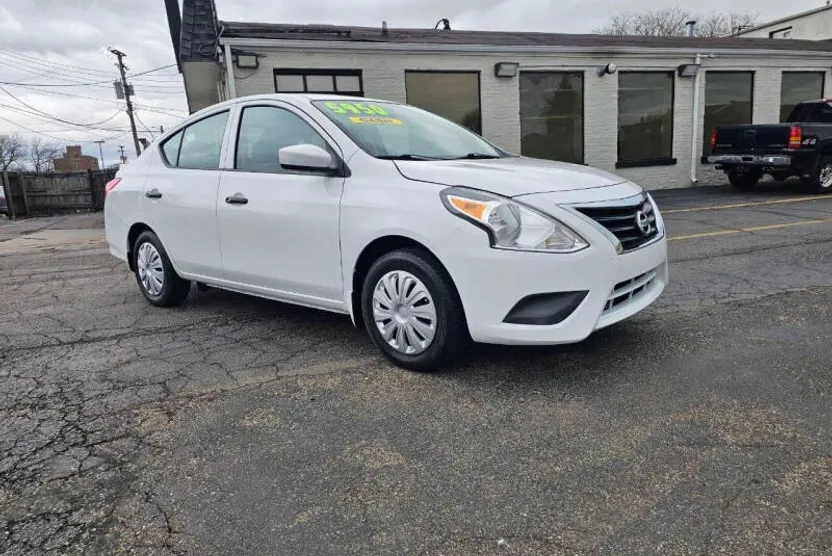 2017 Nissan Versa 1.6 Plus photo 1