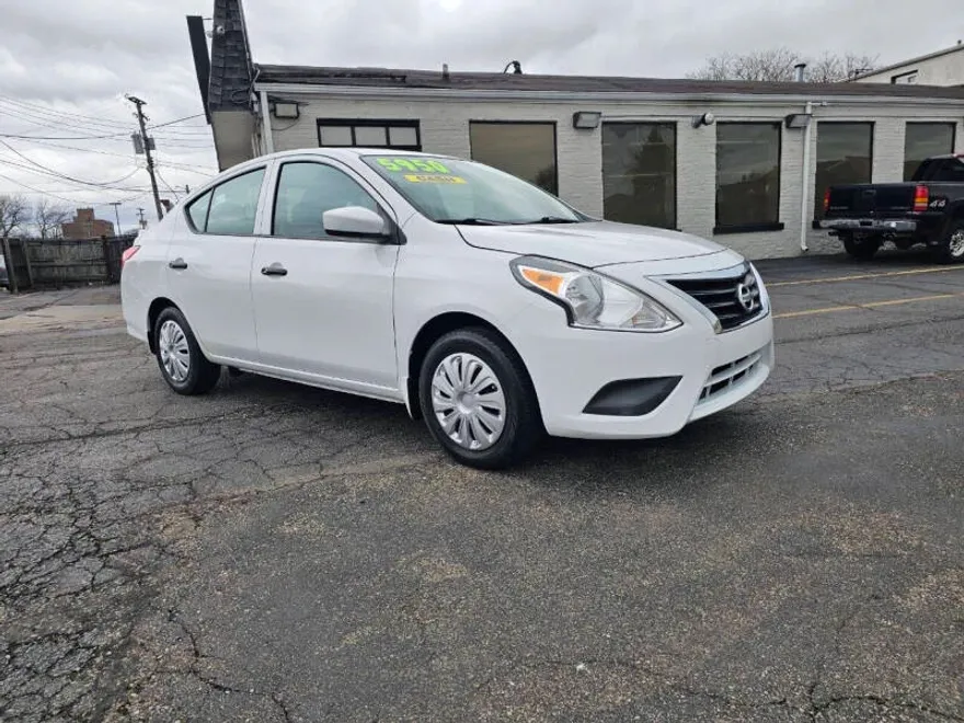 2017 Nissan Versa 1.6 Plus photo 1