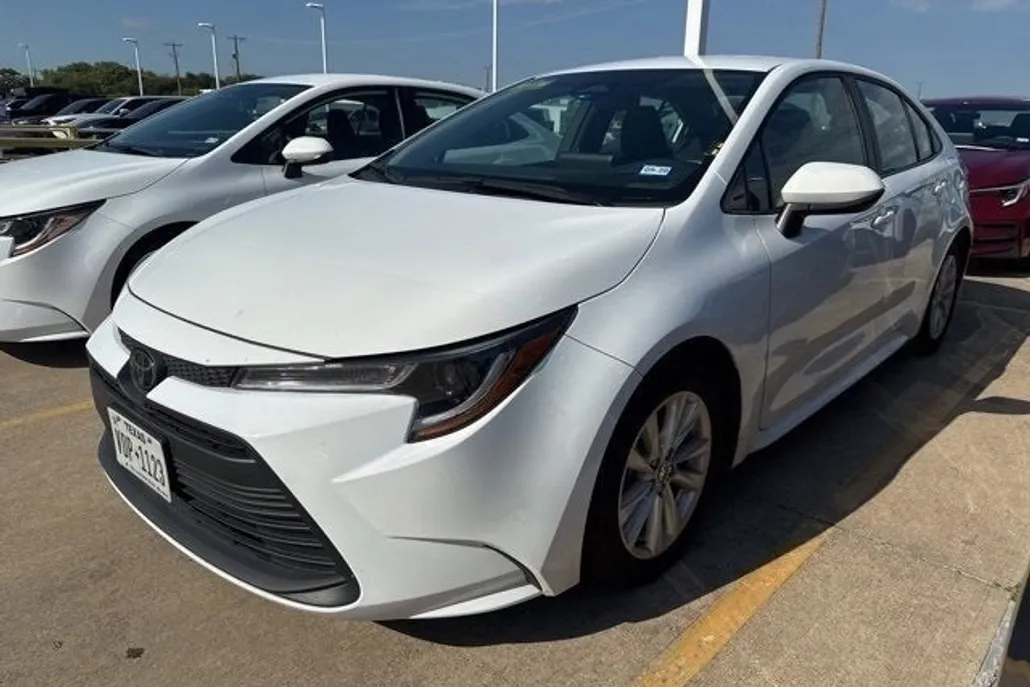 2024 Toyota Corolla LE photo 1