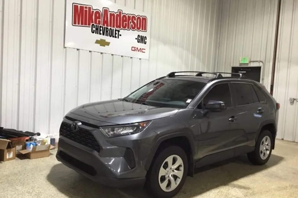 2021 Toyota RAV4 LE photo 1