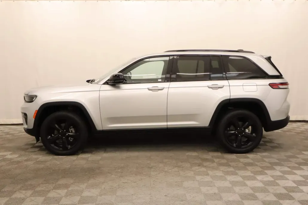 2023 Jeep Grand Cherokee Altitude photo 1