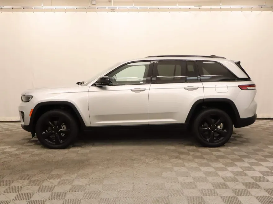 2023 Jeep Grand Cherokee Altitude photo 1