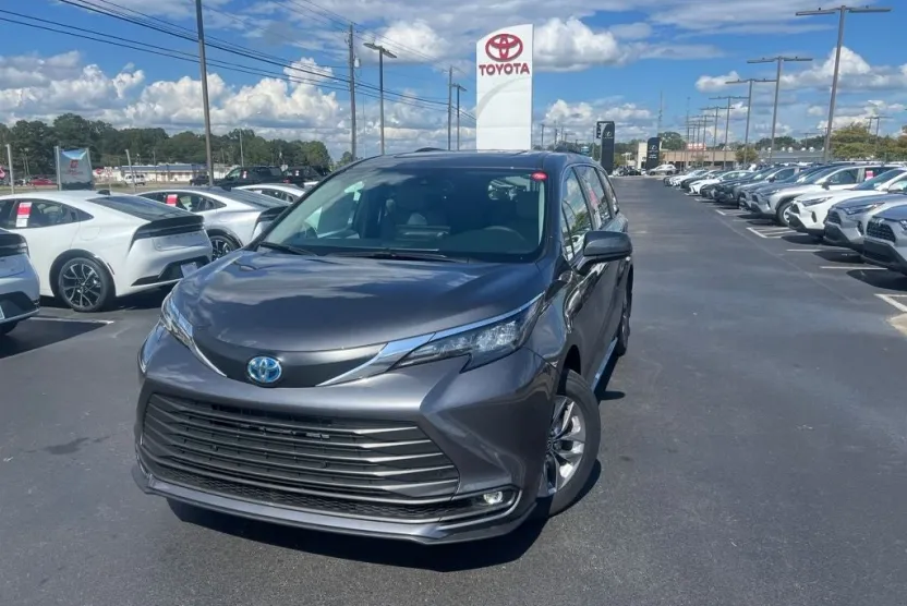 2025 Toyota Sienna XLE photo 1