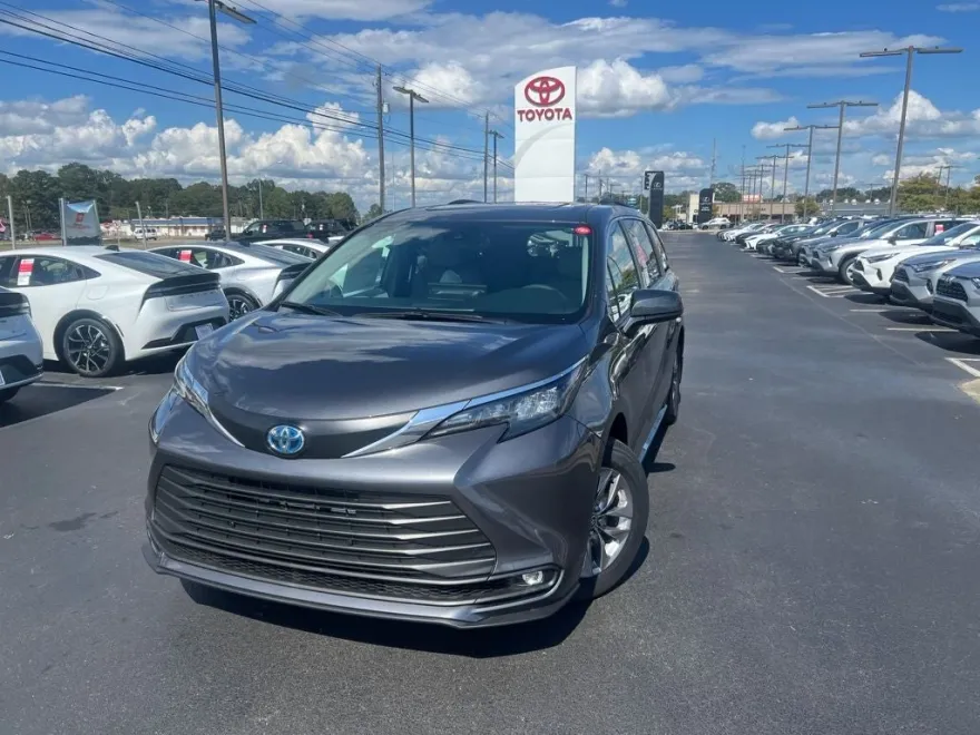 2025 Toyota Sienna XLE photo 1