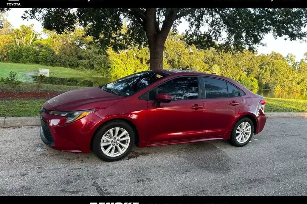 2024 Toyota Corolla LE photo 1