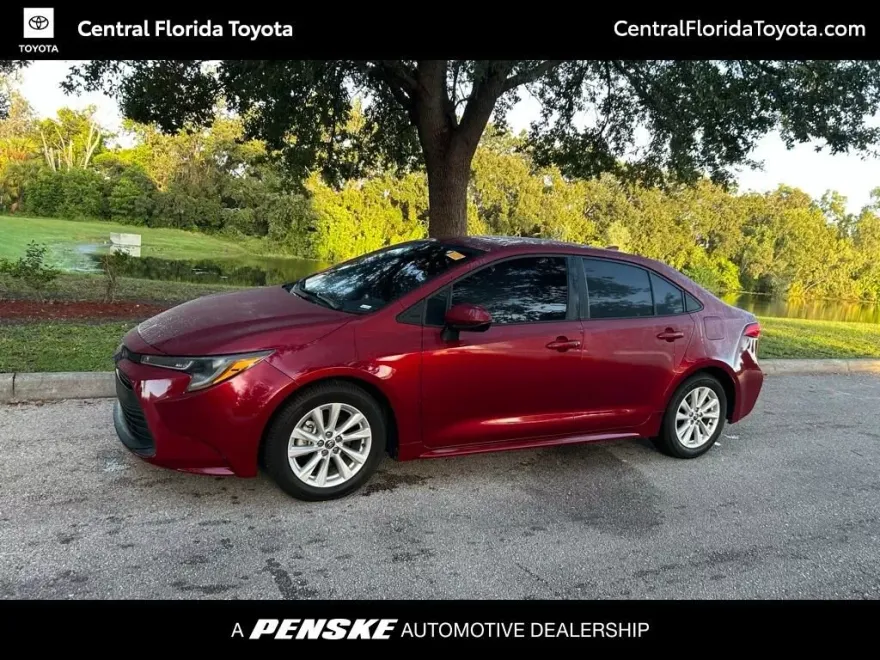 2024 Toyota Corolla LE photo 1
