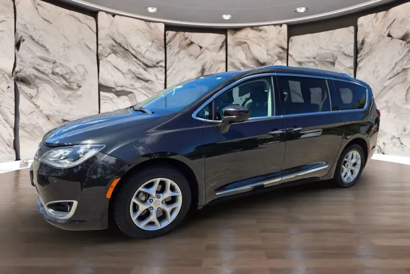2018 Chrysler Pacifica Touring L photo 1
