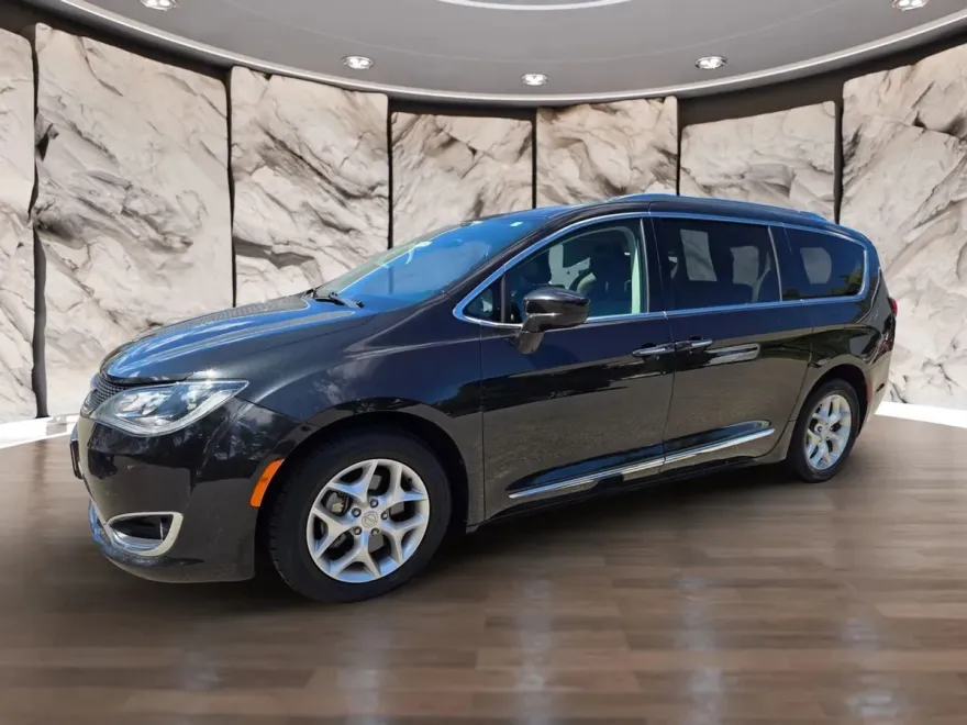 2018 Chrysler Pacifica Touring L photo 1