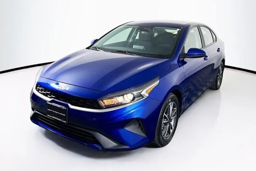 2023 Kia Forte LXS photo 1