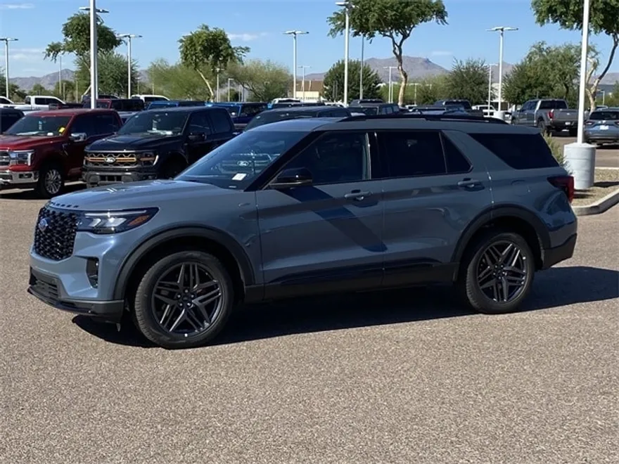 2025 Ford Explorer ST-Line photo 1