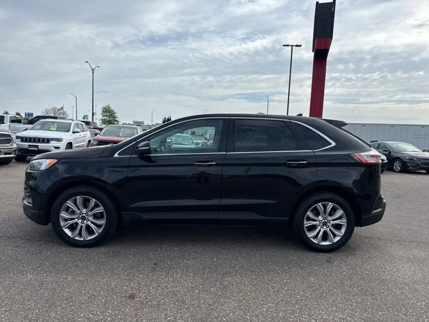 2022 Ford Edge Titanium photo 1