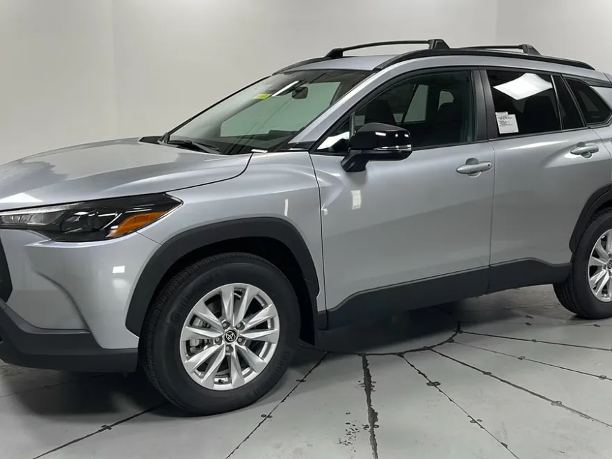 2026 Toyota Corolla Cross LE photo 1