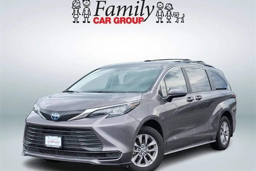 2024 Toyota Sienna LE photo 1