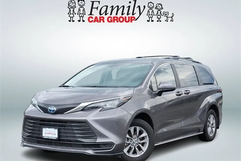 2024 Toyota Sienna LE photo 1