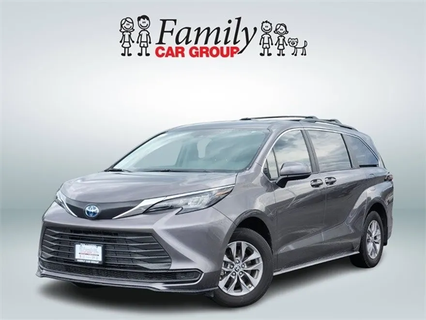 2024 Toyota Sienna LE photo 1