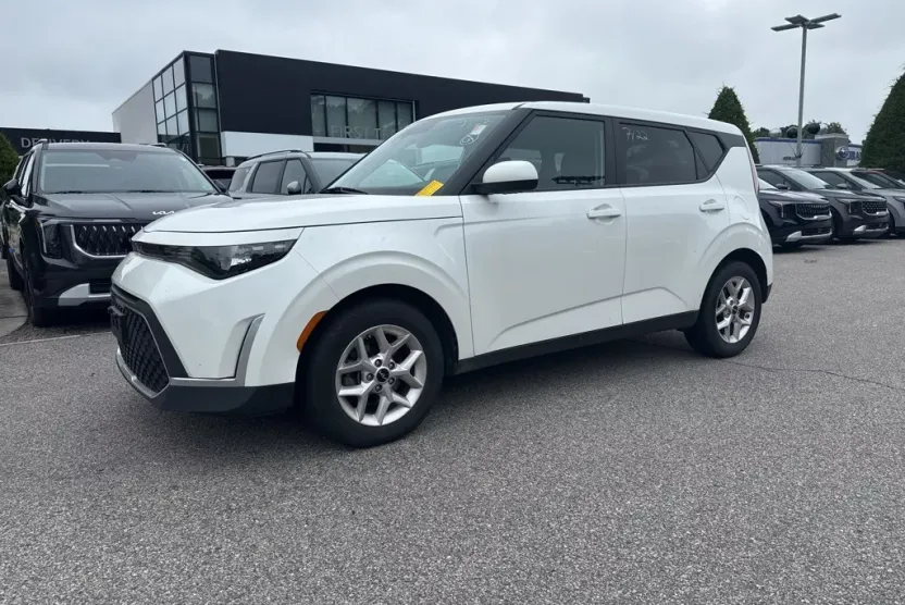 2023 Kia Soul LX photo 1