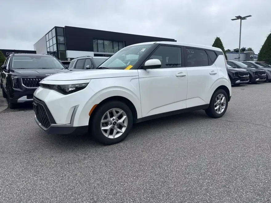 2023 Kia Soul LX photo 1
