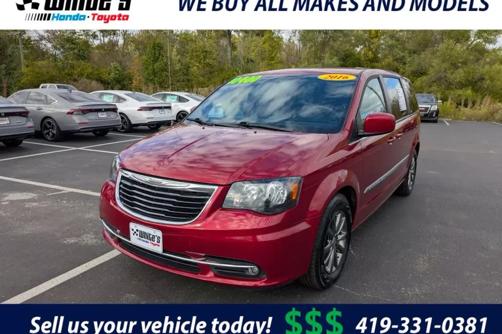 2016 Chrysler Town & Country S photo 1